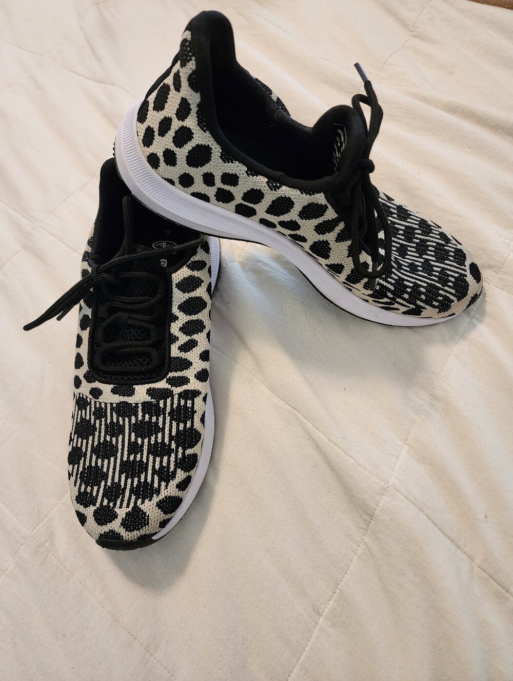 Athletic Works Women's Black and White Animal-Print Knit Sneakers 9M Comfort